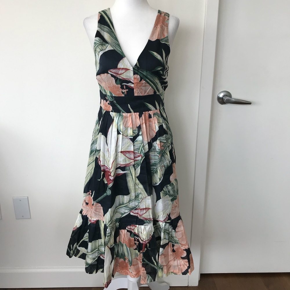 ANN TAYLOR Beautiful sundress! Great details!